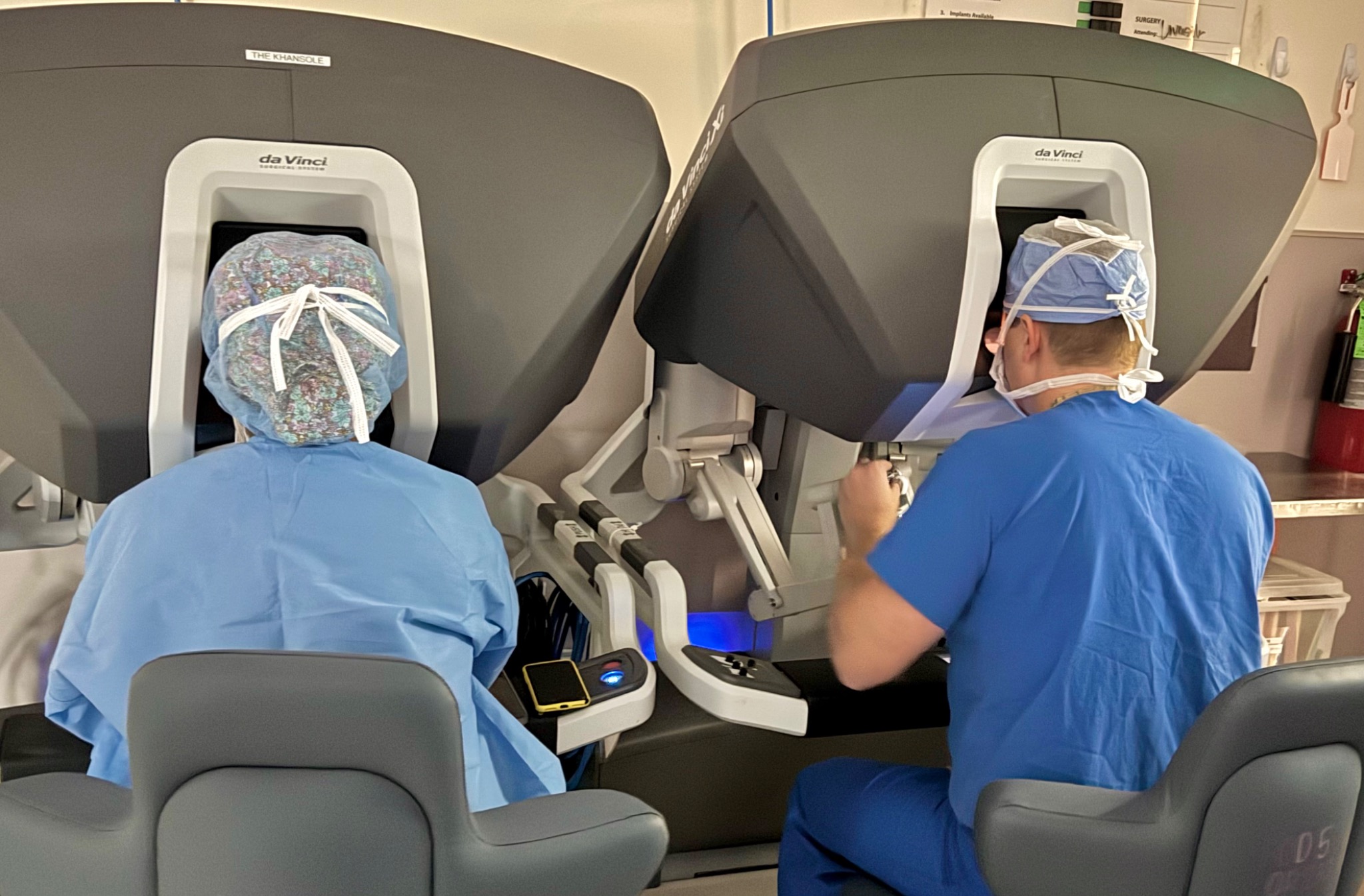 Robotic surgery training at dual consoles